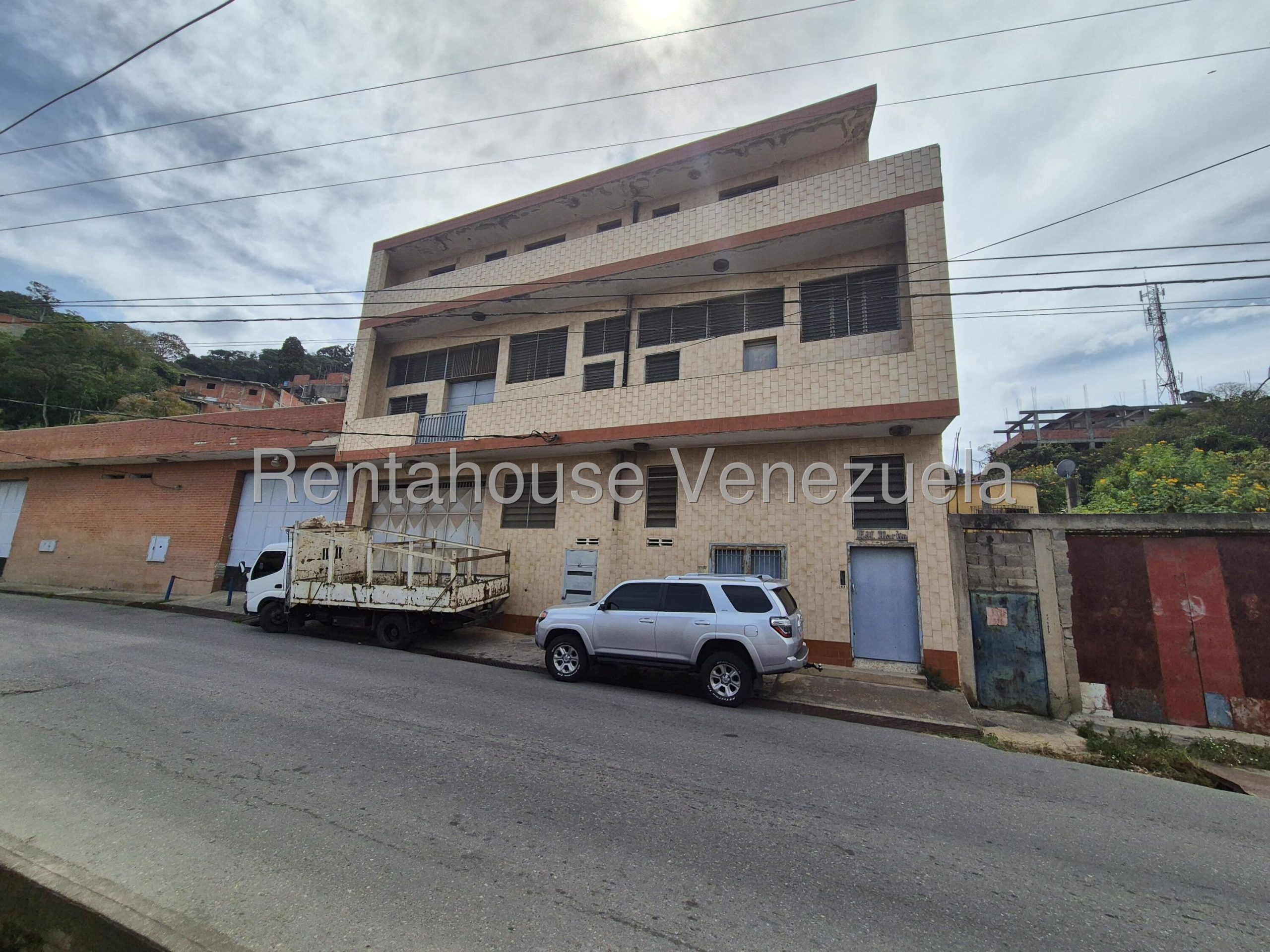 Comercial de 3 niveles con montacargas en El Junquito