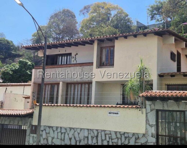 Venta de Casa con áreas verdes en Santa Paula