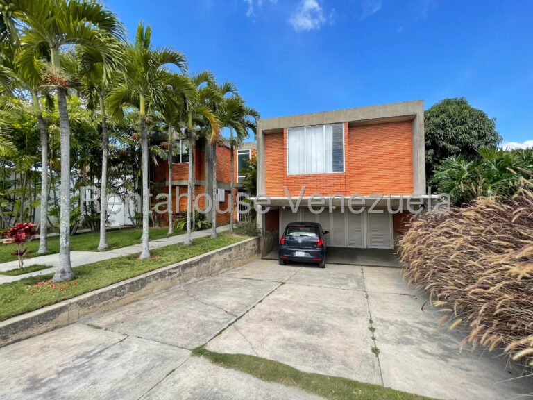 Casa 4 hab con estudio en Cumbres de Curumo