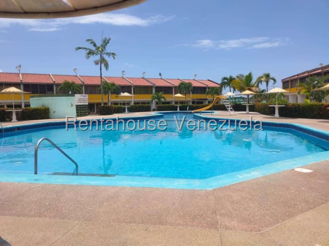 Townhouse con vista a piscina en Via Curiepe