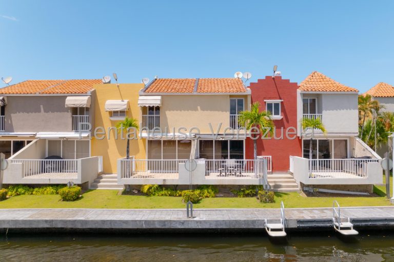 Townhouse remodelado con vista al canal en Puerto Encantado