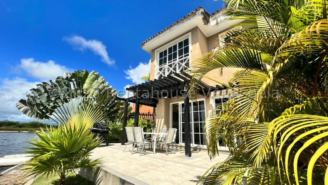 Townhouse remodelado con terraza y acceso a canal en Puerto Encantado