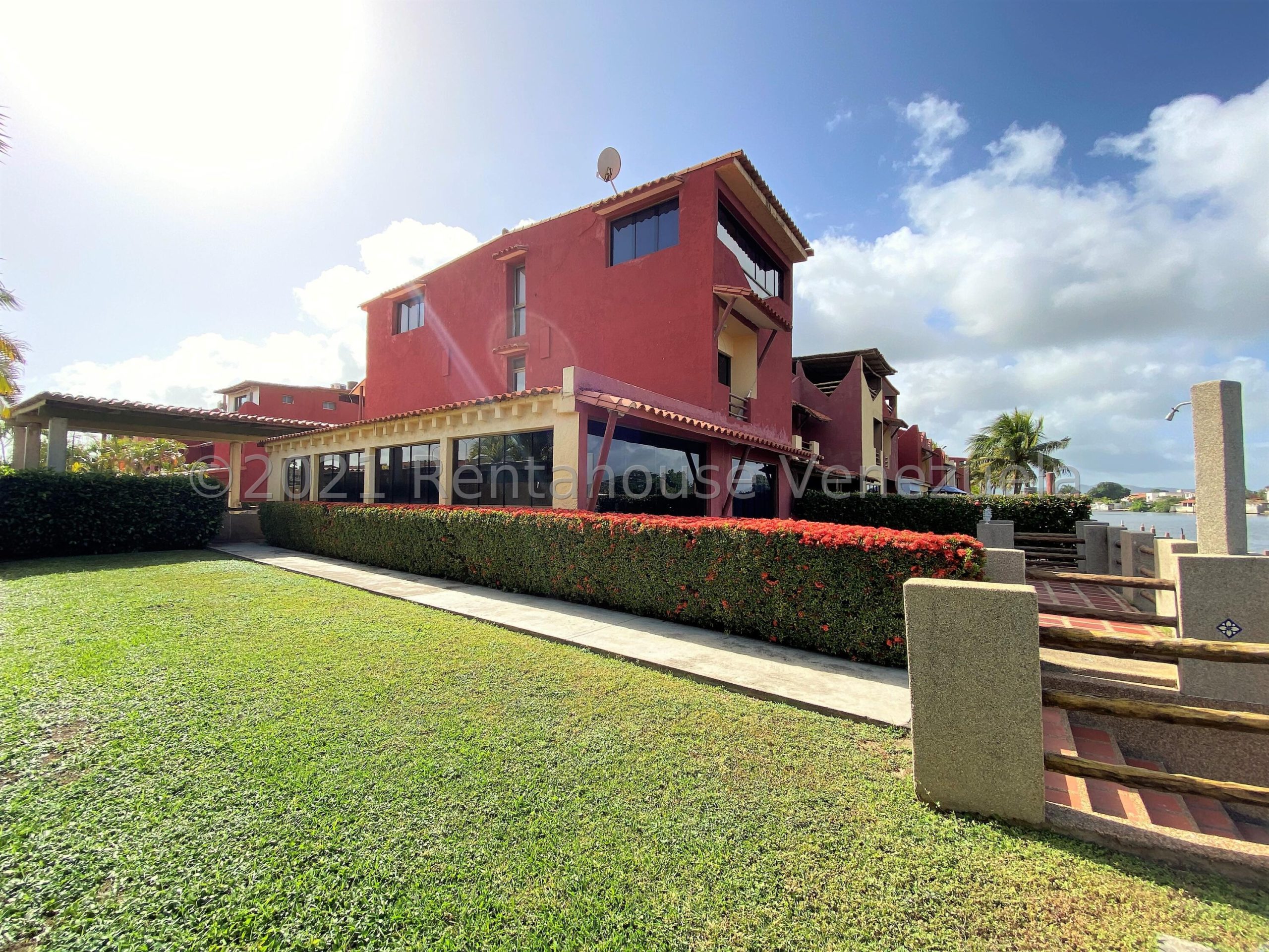 Townhouse con muelle en Puerto Encantado, Higuerote