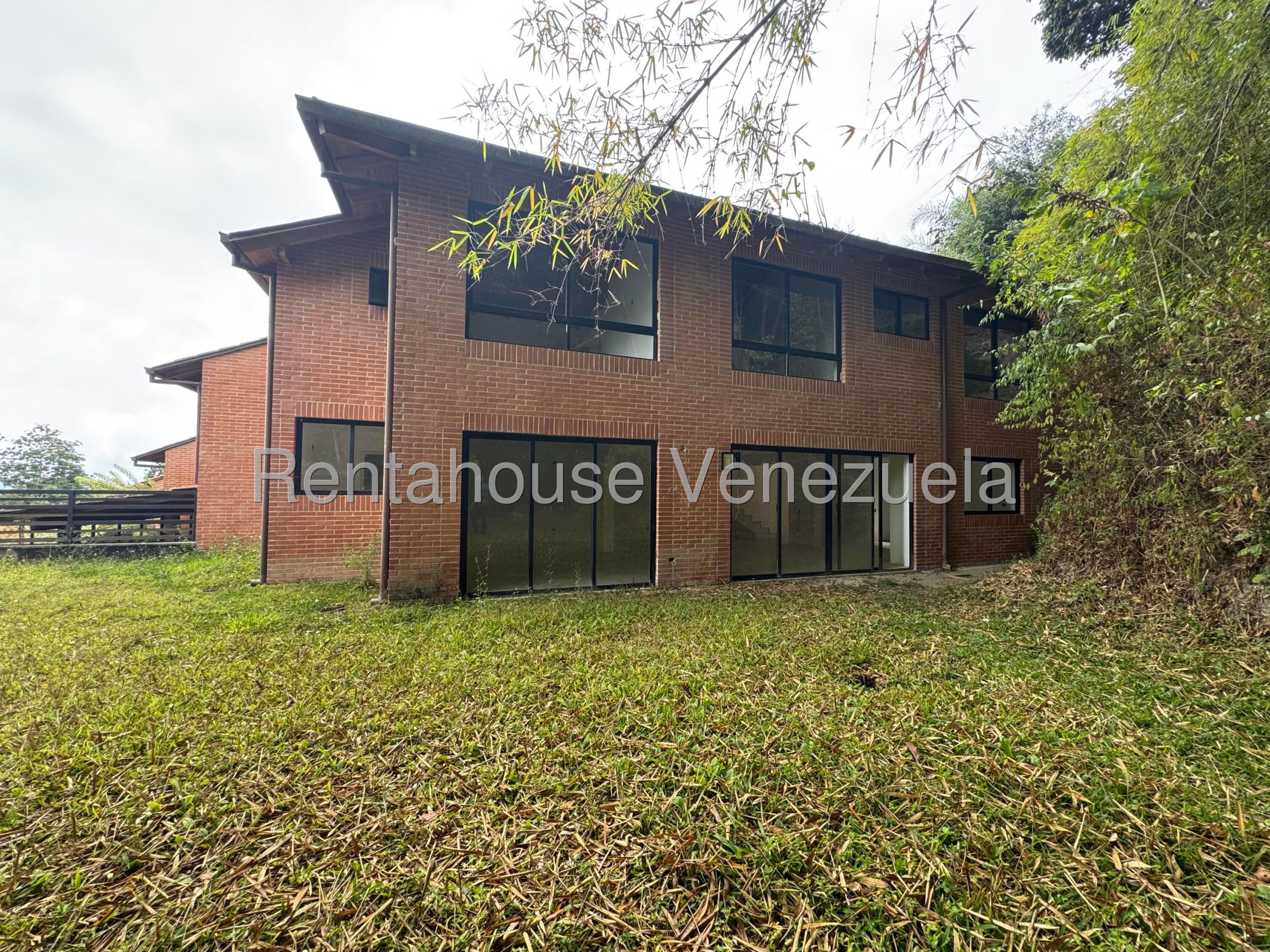 Casa con techos altos y áreas amplias en Oripoto