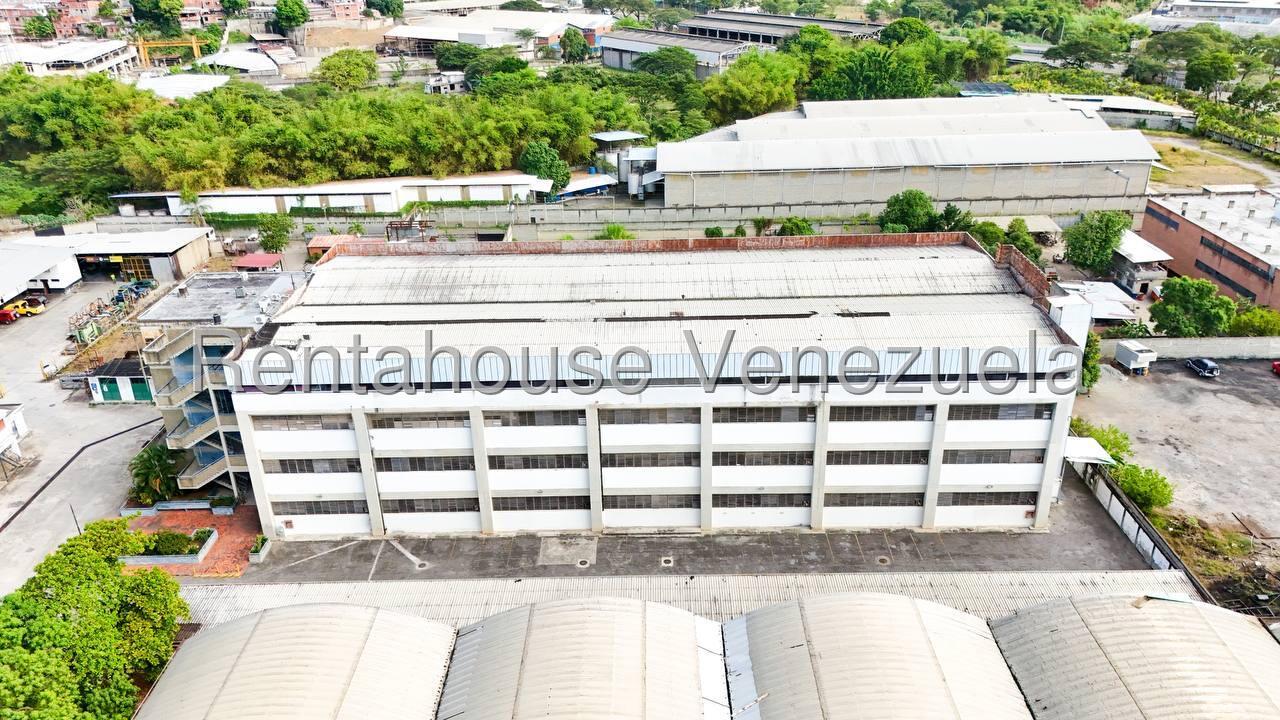 Local industrial 1050 m² sin columnas centrales en Guatire