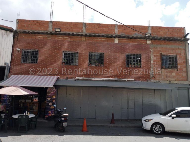 Casa dos pisos con negocio de charcutería en San Juan