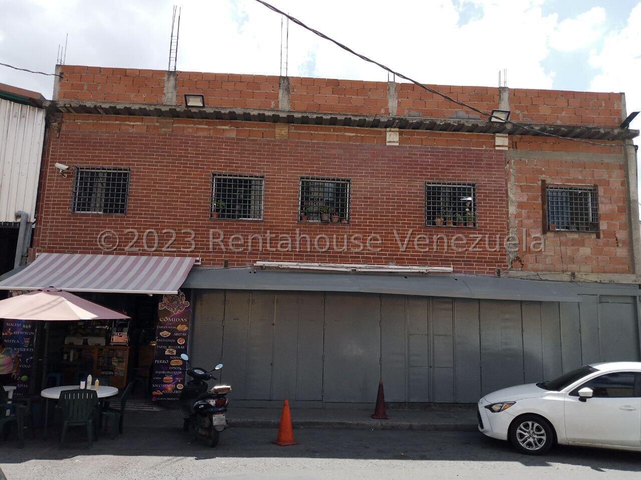 Casa dos pisos con negocio de charcutería en San Juan
