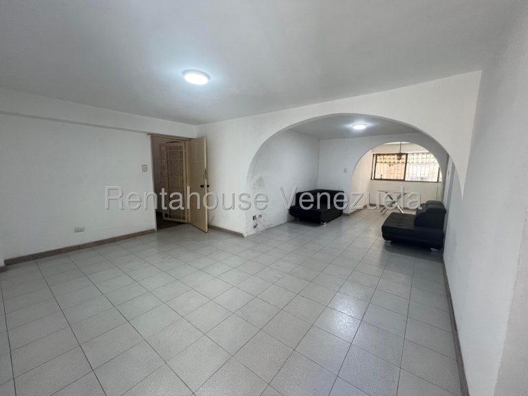Apartamento amplio con espacio al aire libre en Chacao