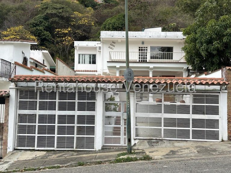 Casa múltiples niveles con terraza y parrillera en El Cafetal