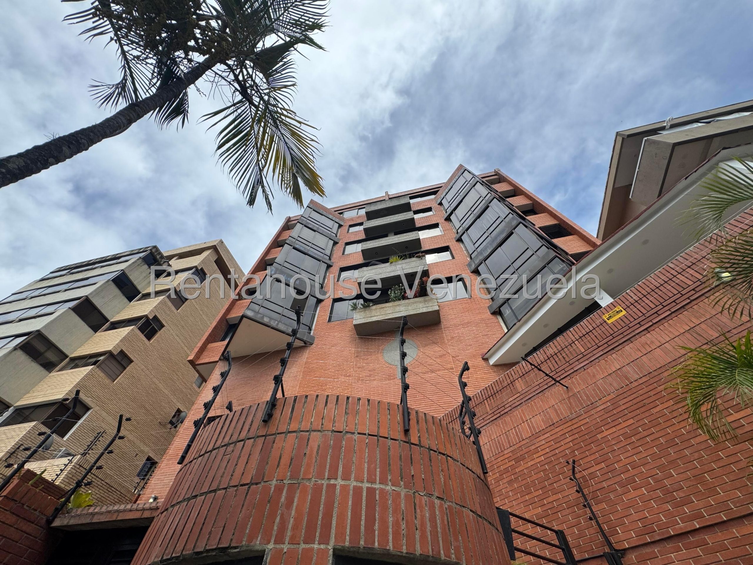 Apartamento dúplex remodelado con vista al Ávila en Las Mercedes
