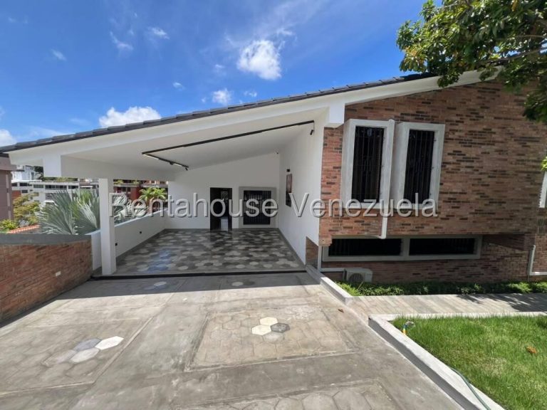 Casa de 7 habitaciones con jardines amplios en Cumbres de Curumo