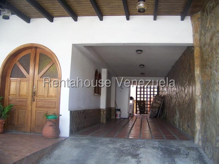 Casa espaciosa de dos pisos en El Castillejo
