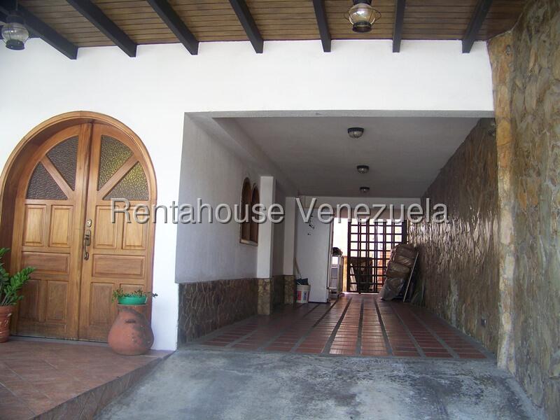 Casa espaciosa de dos pisos en El Castillejo