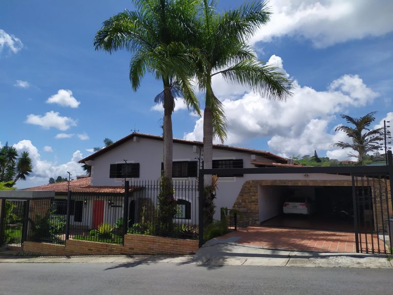 Casa de 8 habitaciones en un nivel en La Lagunita Country Club