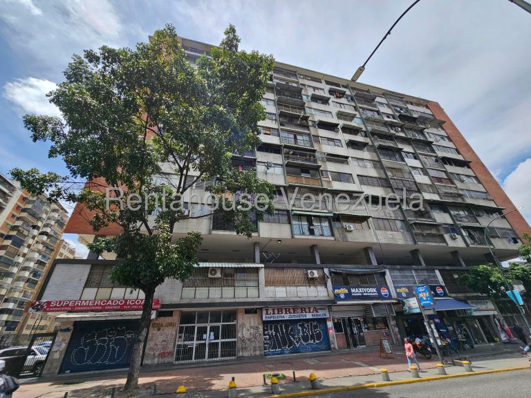 Apartamento en piso alto para remodelar en Los Ruices