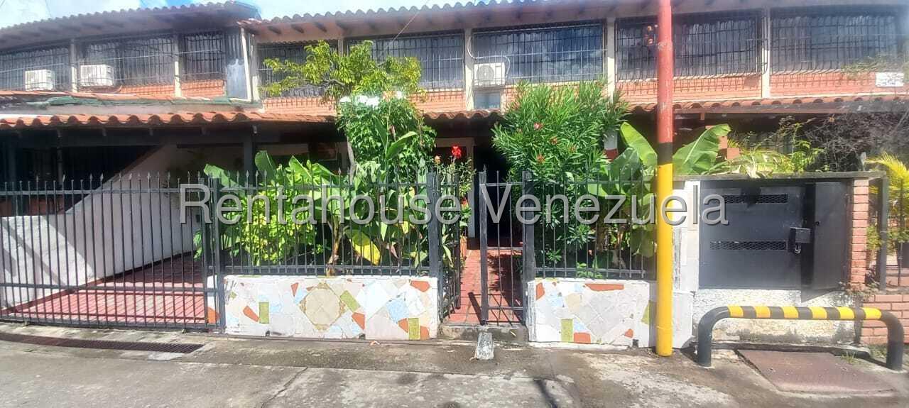 Casa duplex con jardín y estacionamiento en Valle Arriba
