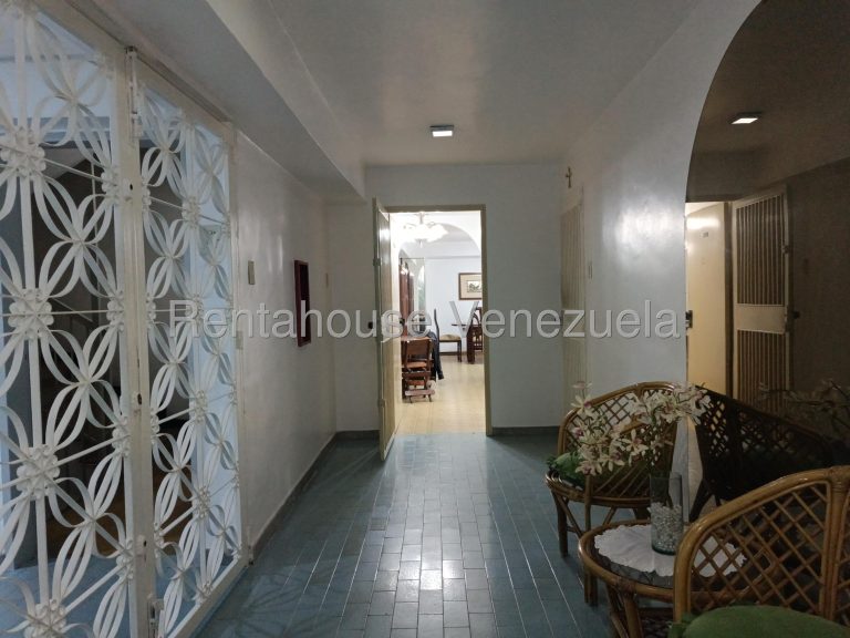 Apartamento amplio 3 hab con agua permanente en Los Teques