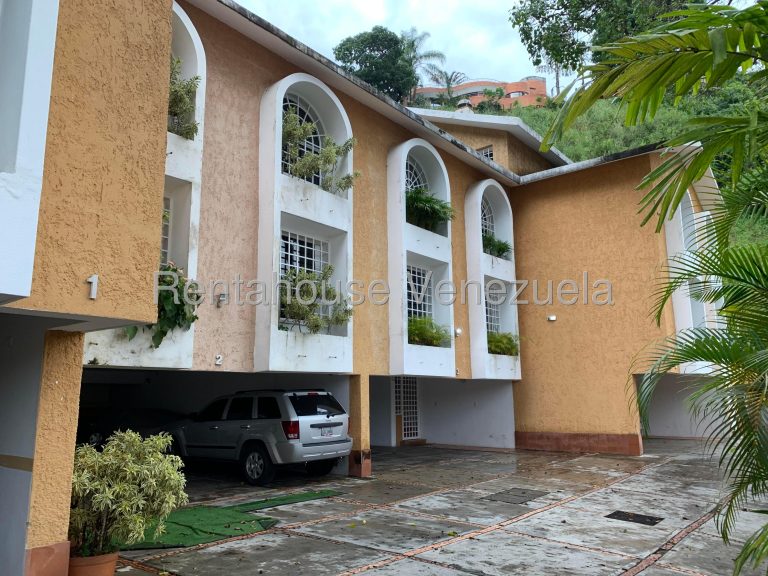 Townhouse con 2 anexos independientes en Santa Inés