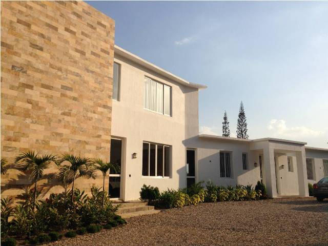 Casa moderna en loma con amplio jardín, La Lagunit