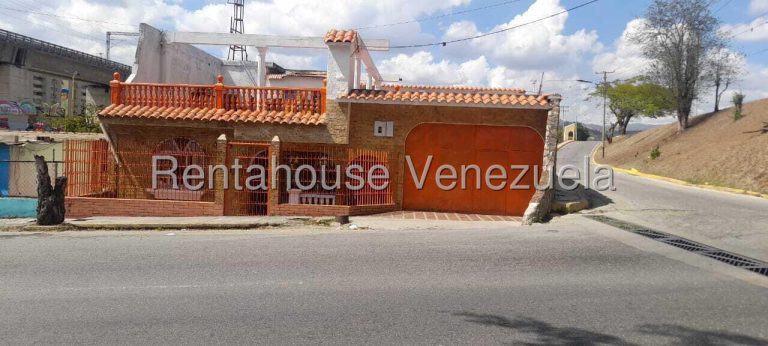 Casa de múltiples niveles con terraza en Centro de Charallave