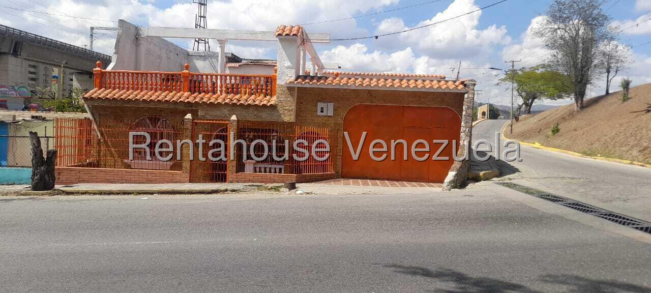 Casa de múltiples niveles con terraza en Centro de Charallave