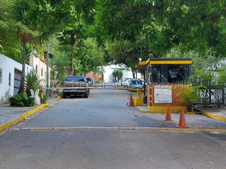 Casa duplex bien mantenida con terraza en Colinas de Bello Monte