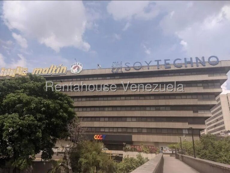 Comercial con mezzanina en planta baja, Chuao