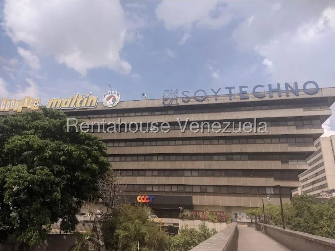Comercial con mezzanina en planta baja, Chuao