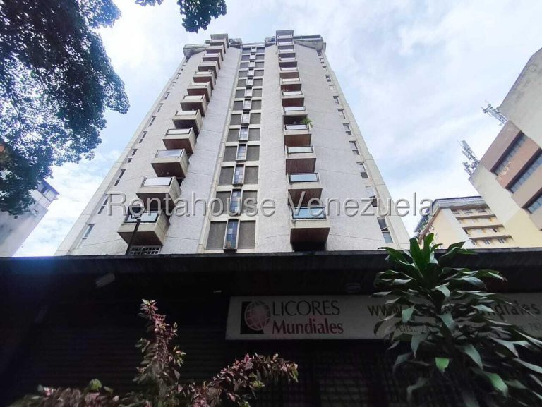 Apartamento amplio con balcón y vista en Los Caobo
