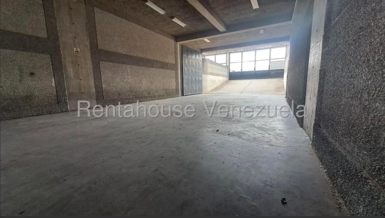 Comercial de 1540 m² con oficinas en La Yaguara