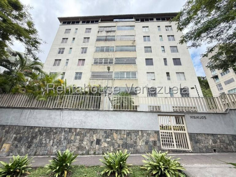 Apartamento amoblado 3 dorm piso medio en Caurimare