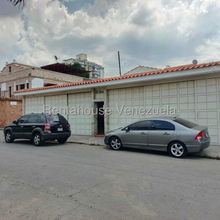 Casa comercial con 8 espacios de parqueo en El Paraíso
