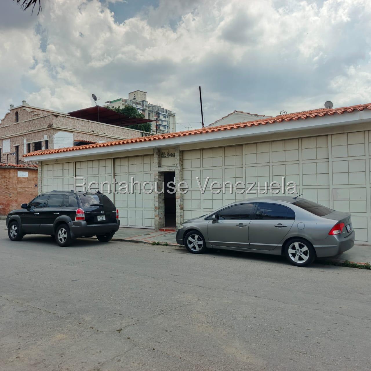 Casa comercial con 8 espacios de parqueo en El Paraíso