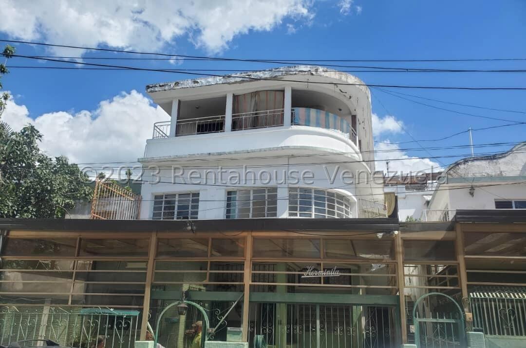 Casa multifamiliar para remodelar en Los Chorros