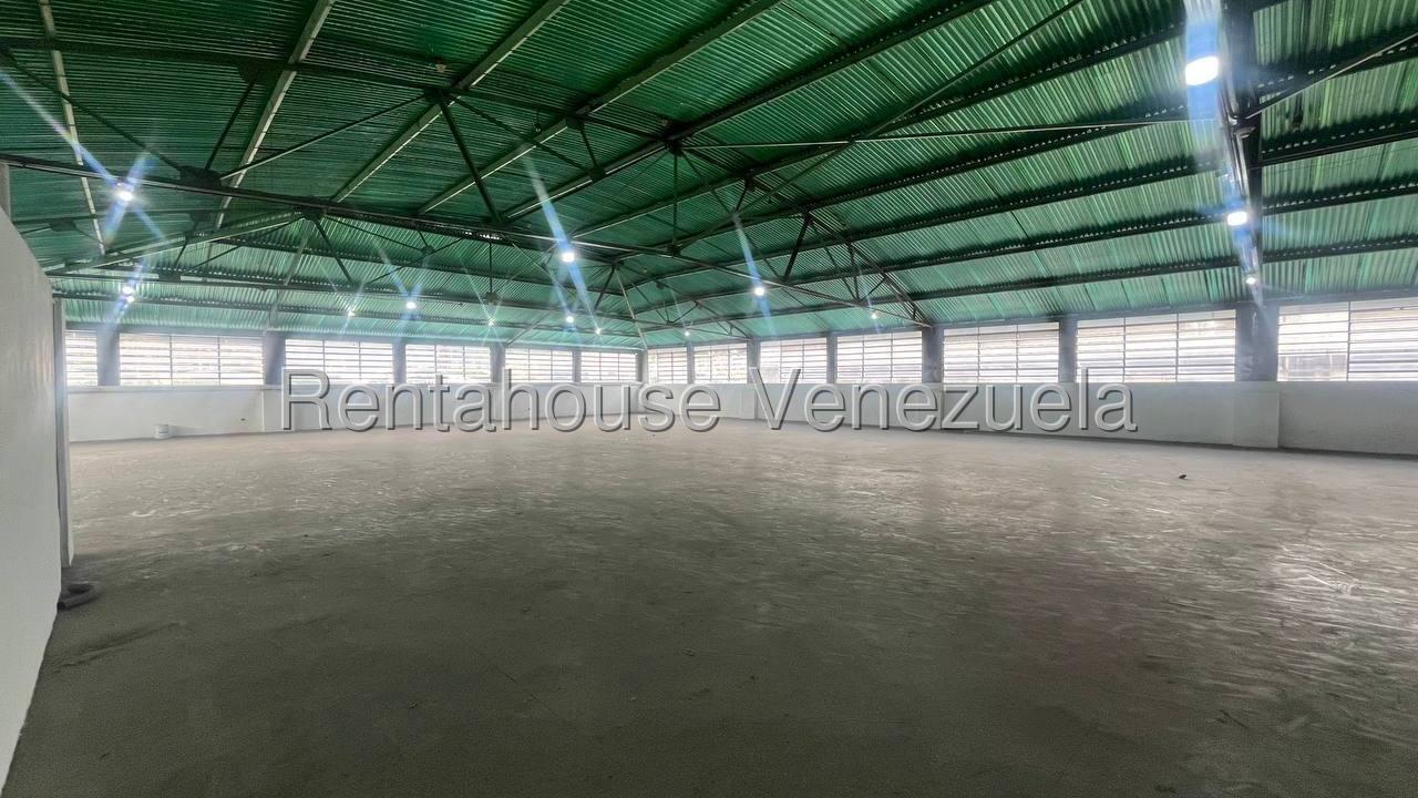 Comercial industrial con almacenamiento y oficinas en Los Ruices Sur