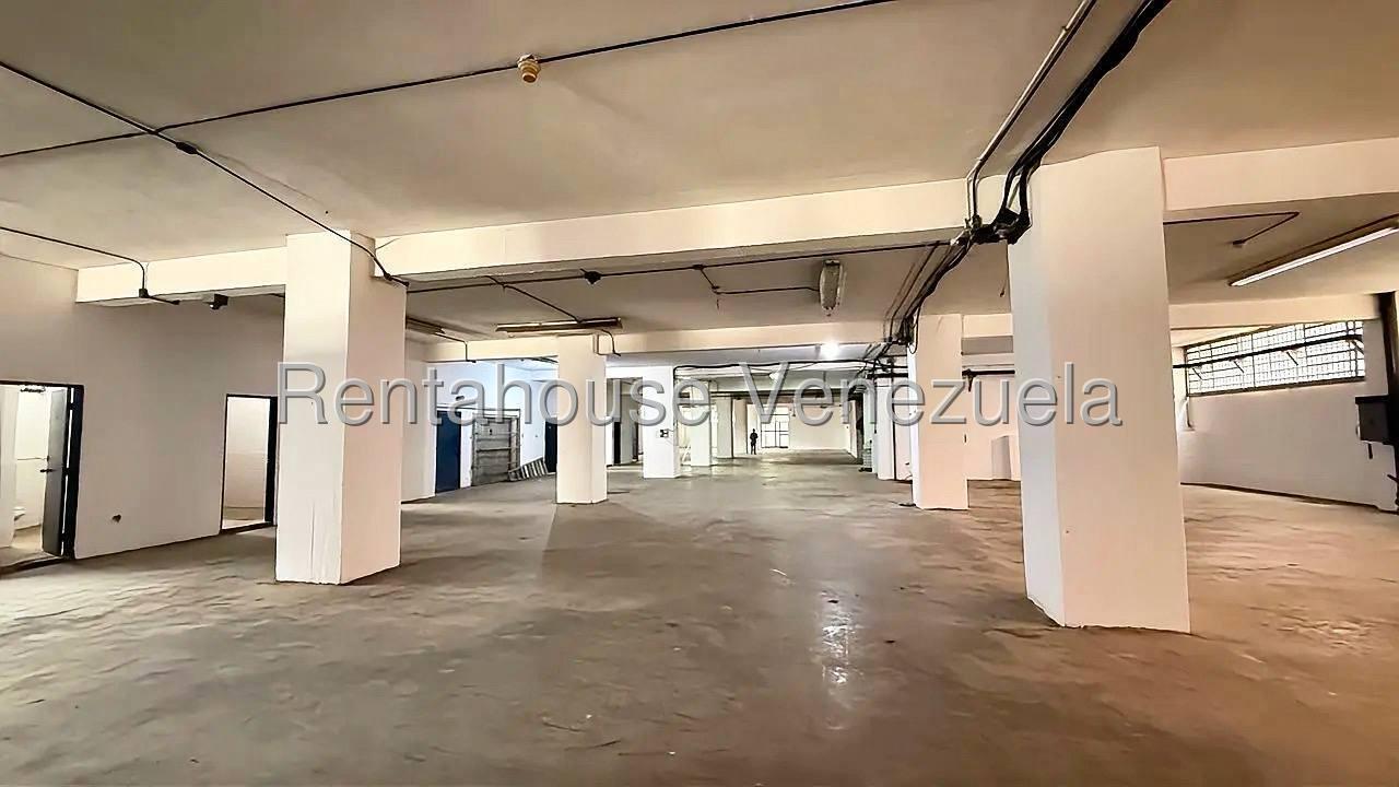 Comercial multifuncional con almacenaje y oficinas en Los Ruices