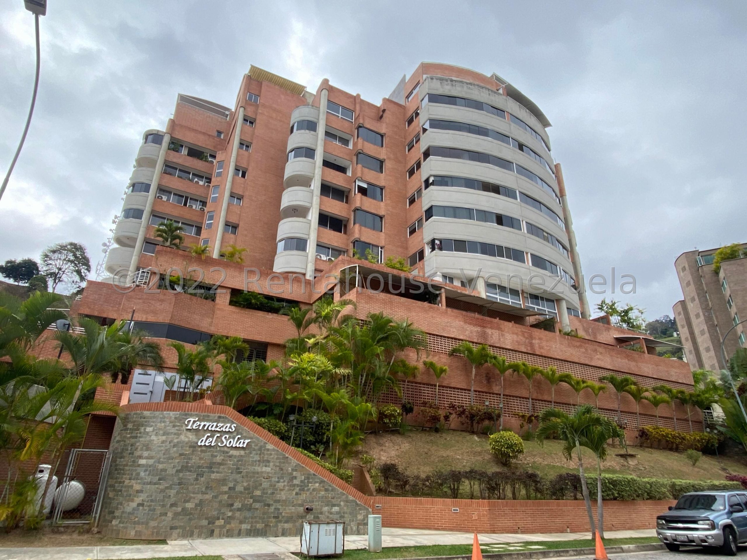 Apartamento tres niveles con vista a la ciudad en Solar del Hatillo
