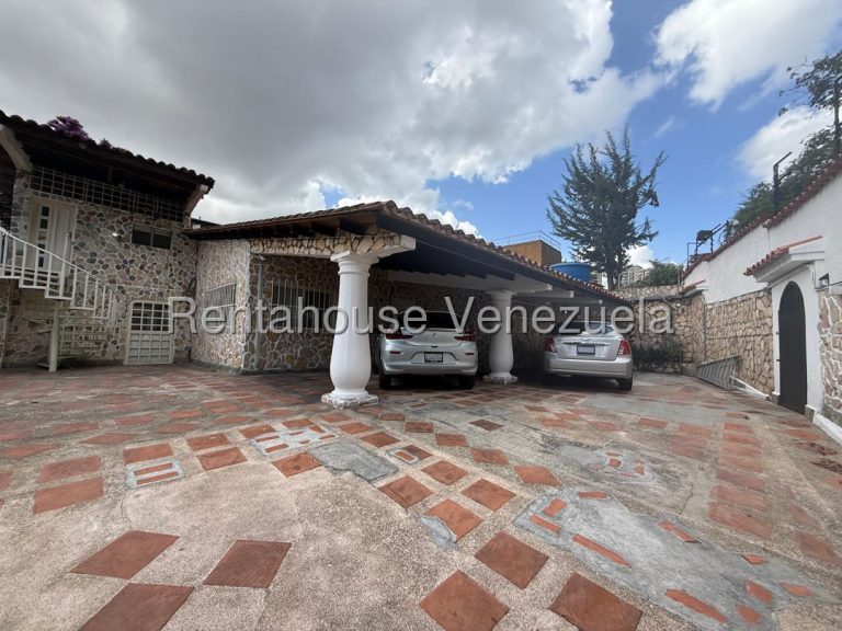 Casa 3 niveles con anexos en Colinas de Santa Monica