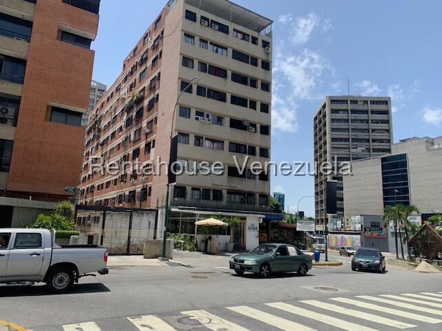 Apartamento piso bajo con baños actualizados en Los Palos Grandes