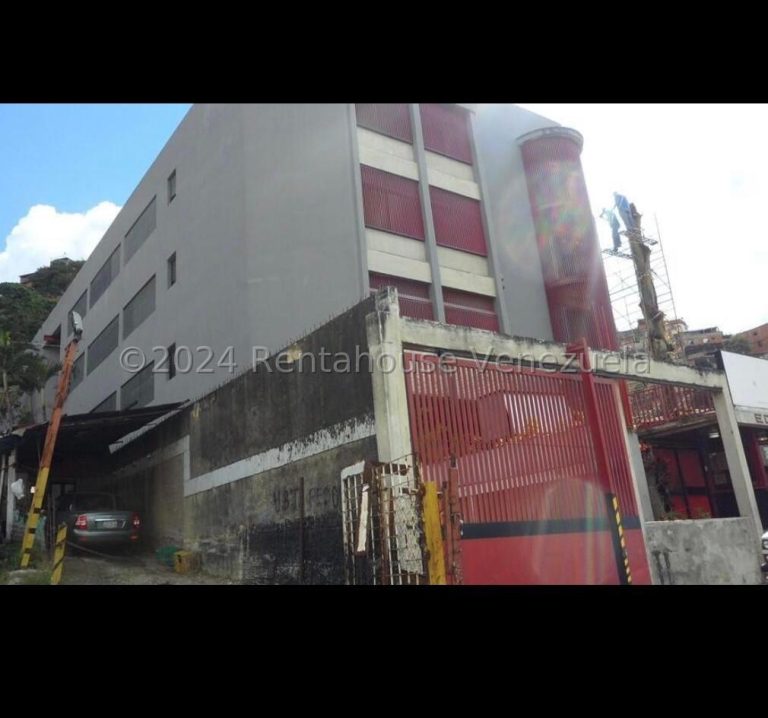Galpón industrial con ascensor de carga en Palo Verde L.P
