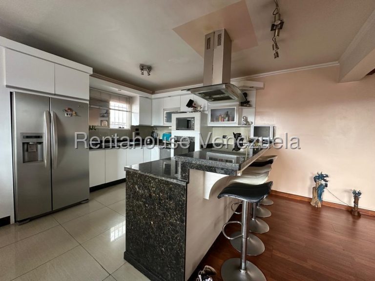 Casa 5 niveles con vista en Colinas de Los Chaguaramos