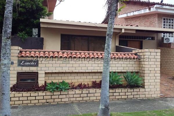 Venta Casa de varios niveles con anexo independiente en El Hatillo