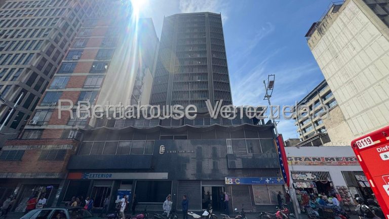 Comercial con luz natural y estacionamiento en Catedral