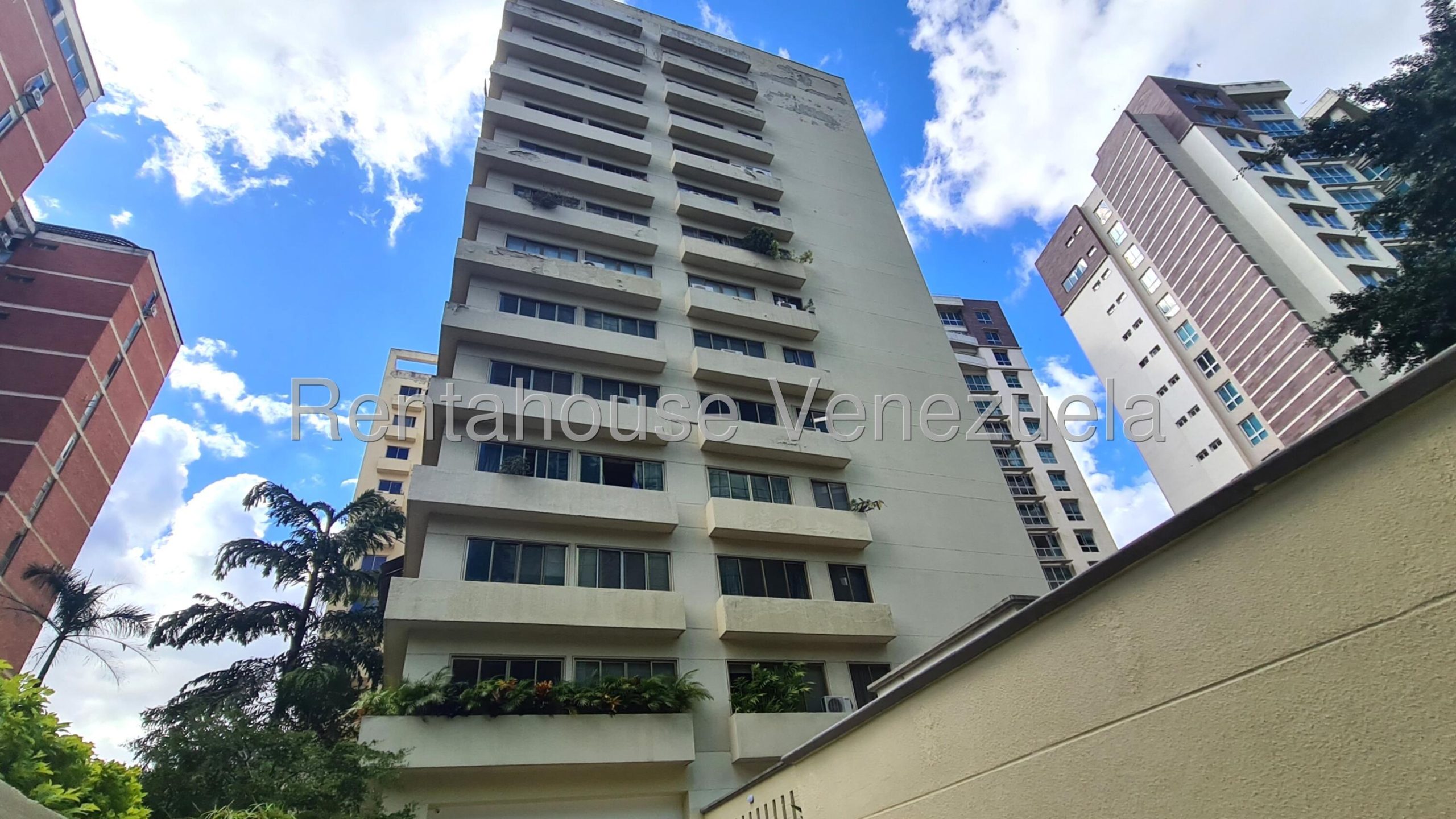 Apartamento con amplia sala en Campo Alegre
