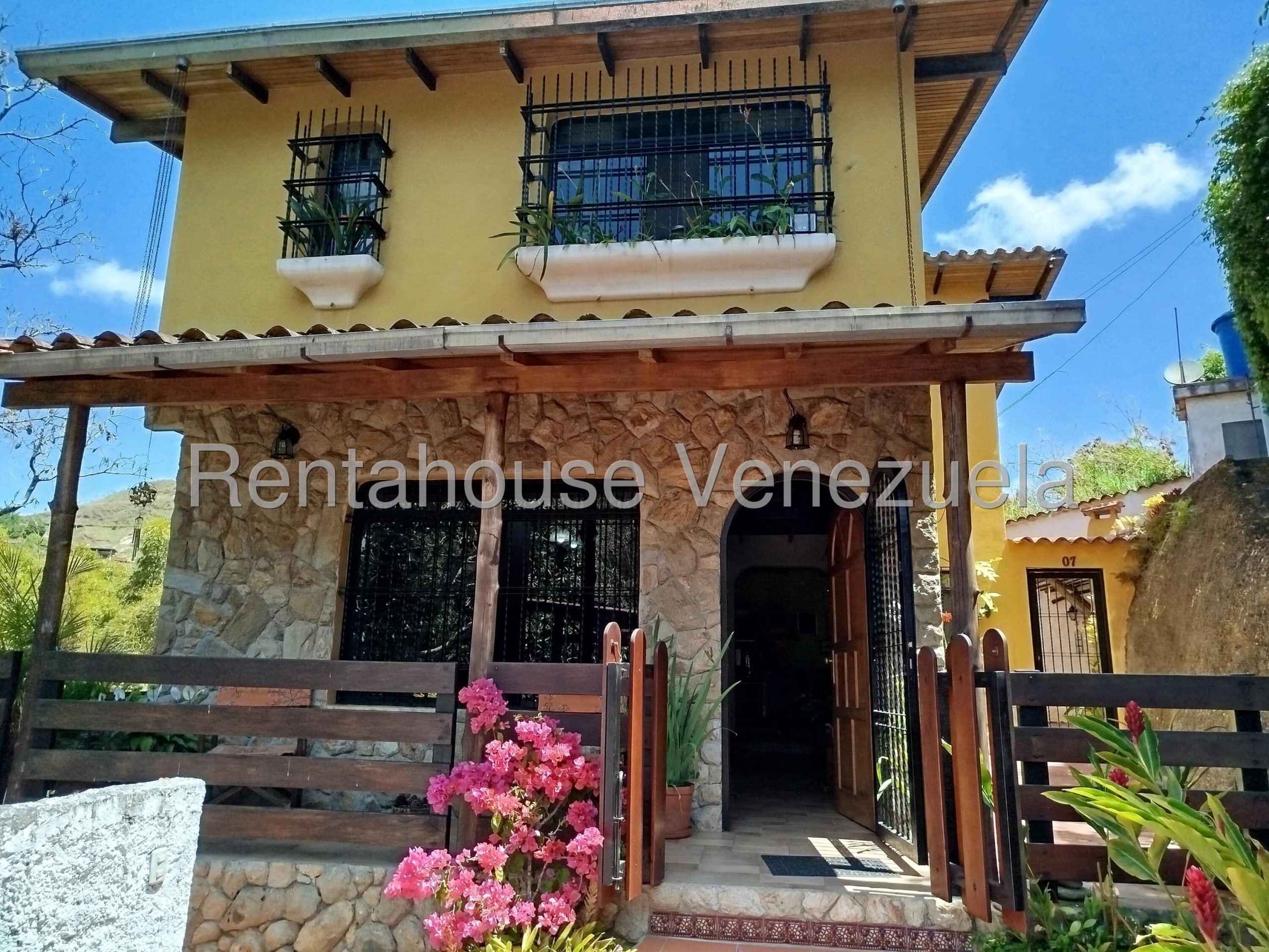 Casa múltiples niveles con anexo en El Amarillo