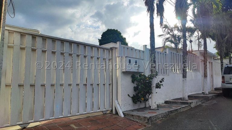 Casa de un nivel con vegetación en Colinas de Carrizal