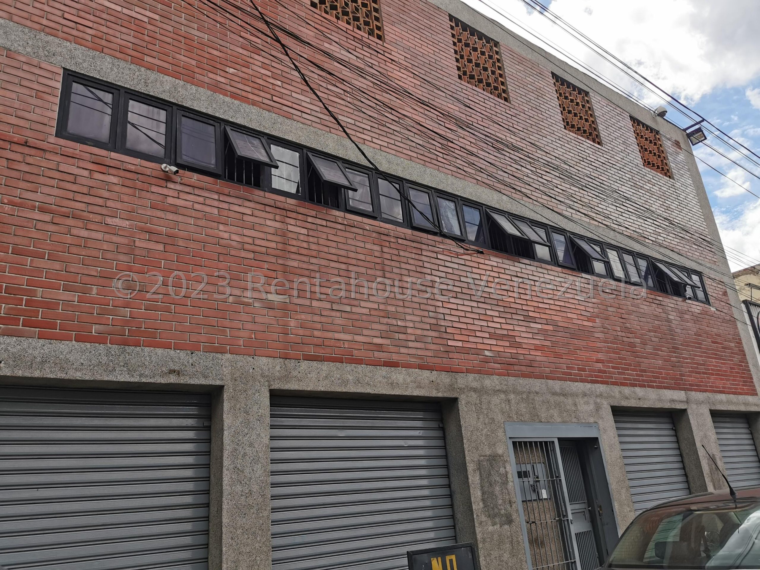 Comercial 3 pisos con ascensor de carga en Vista Alegre