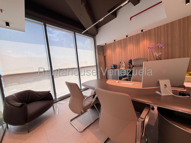 Comercial amoblado con vista panorámica en Las Mercedes