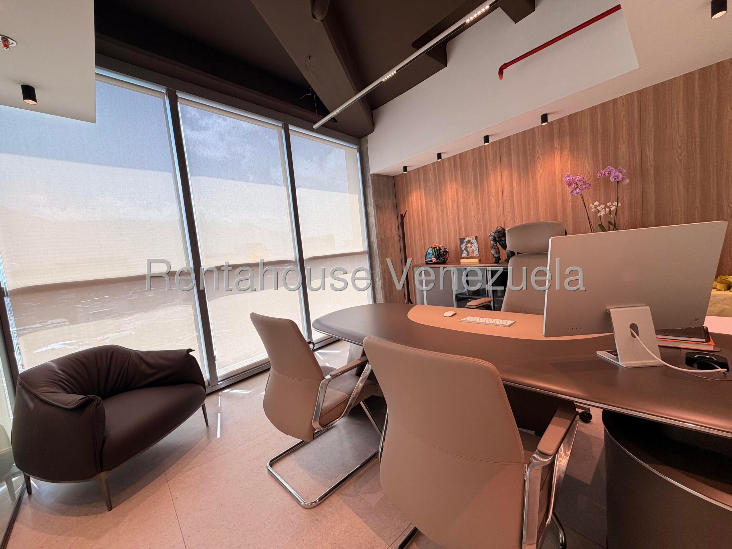 Comercial amoblado con vista panorámica en Las Mercedes