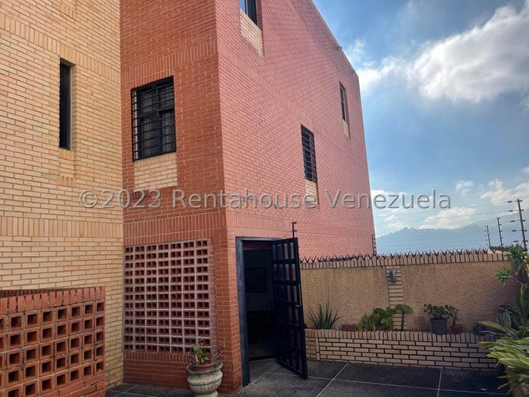 Townhouse 4 hab en Miranda con doble altura y márm